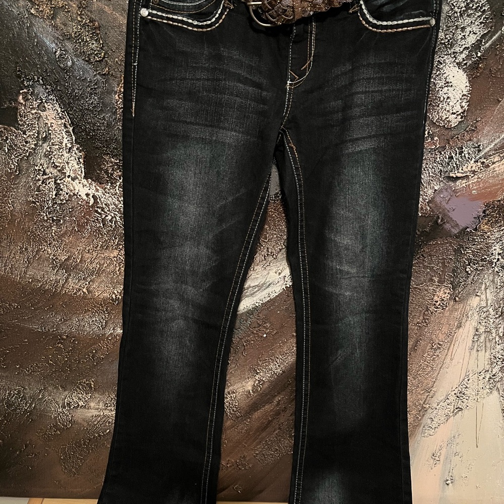 Women’s Truce Boot-cut jeans with belt .